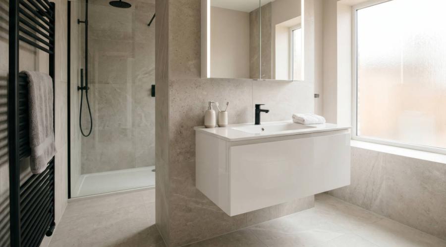Badezimmermöbel richtig planen: Stauraum, Maße und Materialien für jede Raumgröße